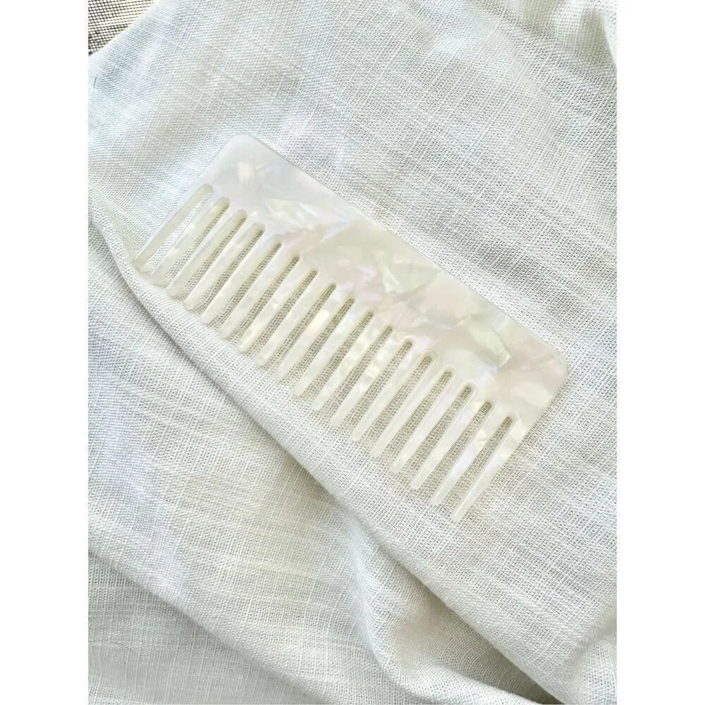 Aesthetic wide tooth pearlescent comb 
